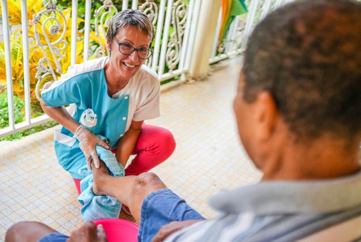 Les personnes en perte d’autonomie qui résident en Martinique peuvent faire appel à nos services d’aide à domicile.